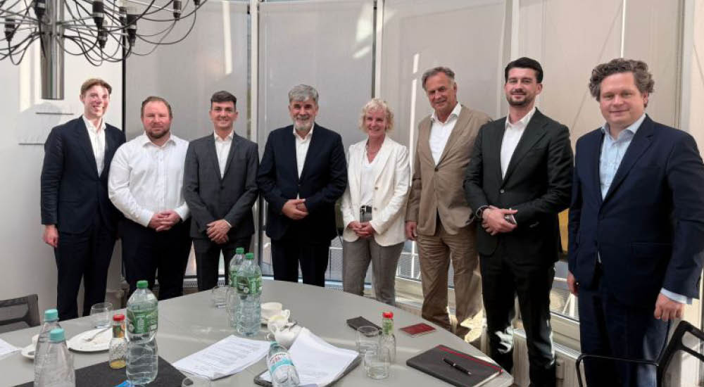 Vertreter der mih Group und von Eurofiber Netz im Rahmen der Unternehmensübernahme.